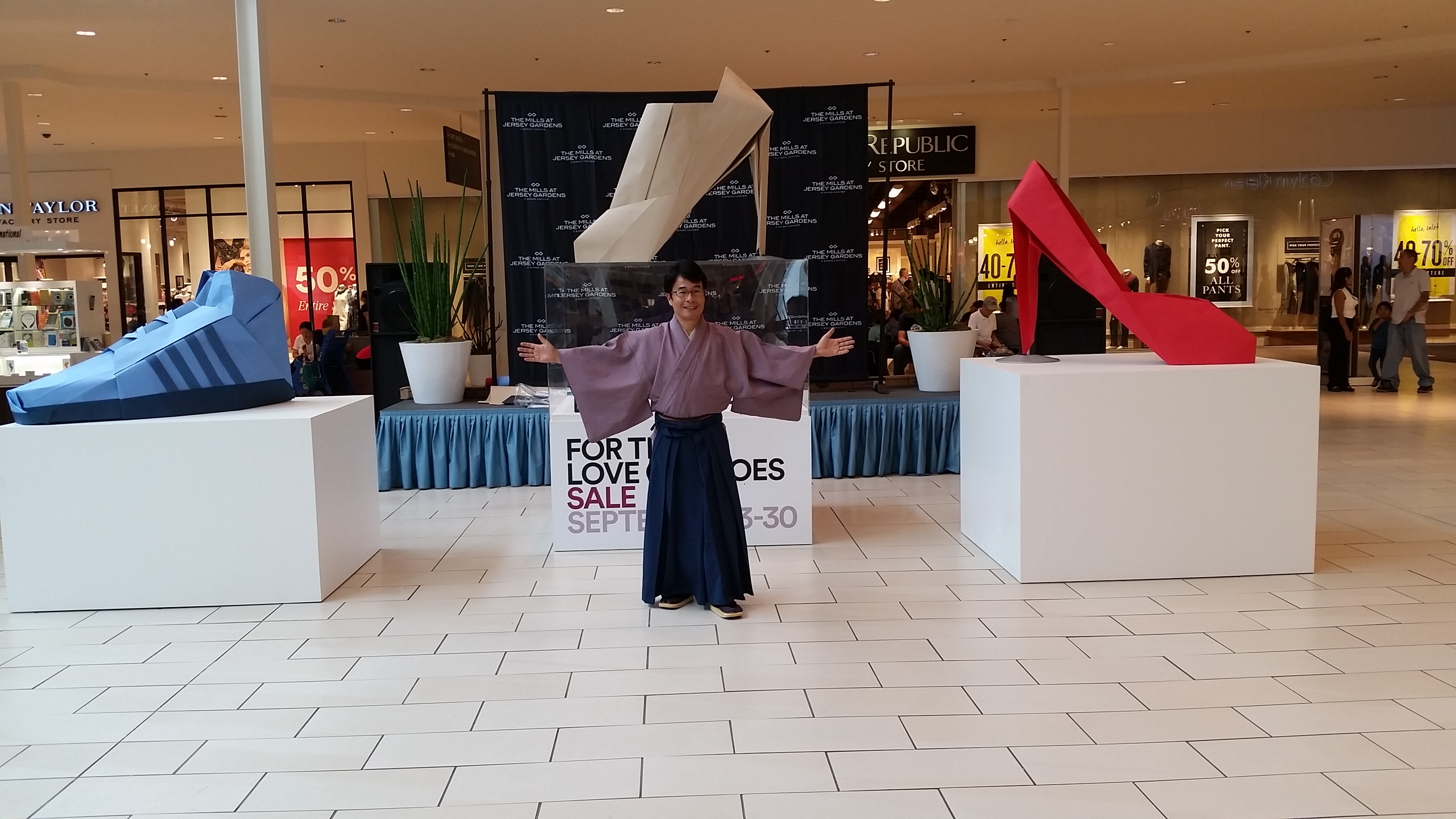 giant origami shoes at New Jersey gardens mall by Taro 